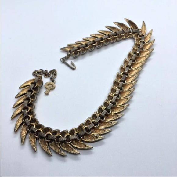 Unique Vintage Gold Tone Faux Claw / Tooth 13-15" Choker Collar Necklace "Q" - Picture 6 of 6